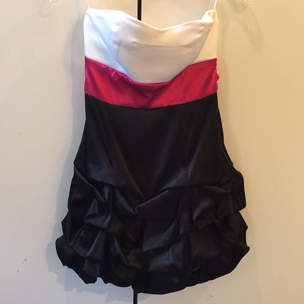 Junior’s Strapless Party Dress